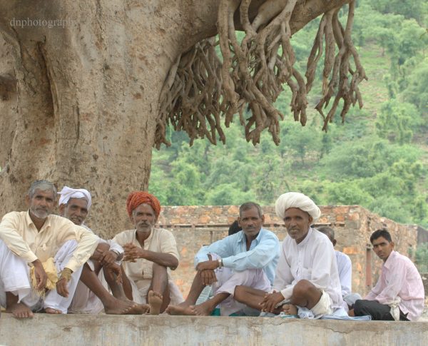 ನಾಗರಾಜ ಬಿ.ನಾಯ್ಕರವರ ಕವಿತೆ ‘ಕಾದು ಕುಳಿತವರು’