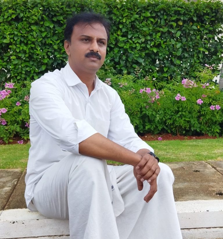 ಟಿ.ಪಿ.ಉಮೇಶ್ ಚಿತ್ರದುರ್ಗ “ನಿನ್ನ ಕಣ್ಣುಗಳ ಮೌನ ನಗು”